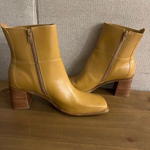Hillard & Hanson Tan Booties